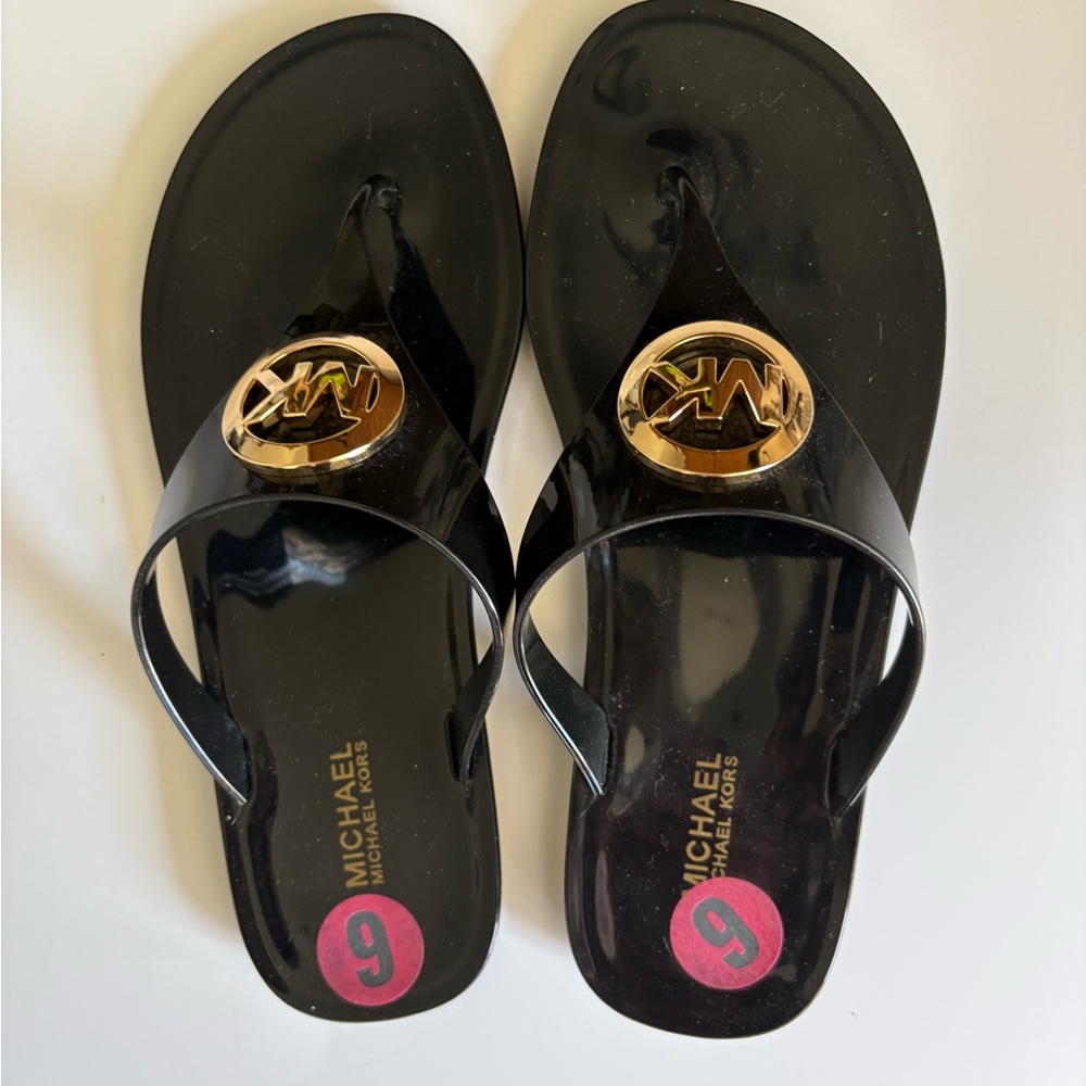NWT Michael Kors Black Patent Jelly Thong Sandals with Gold MK Emblem-size 6 - Picture 4 of 4